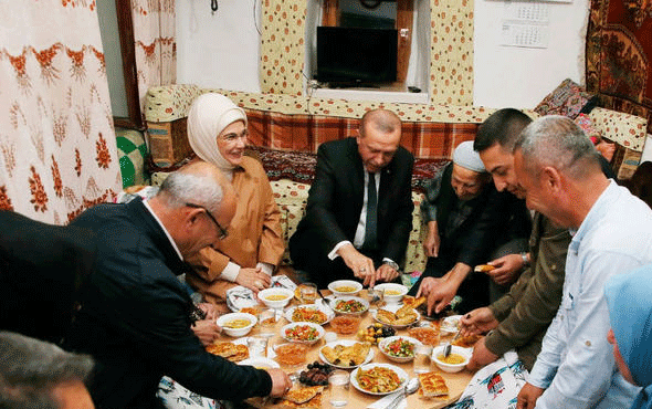 Cumhurbaşkanı Erdoğan, vatandaşın evinde iftar yaptı