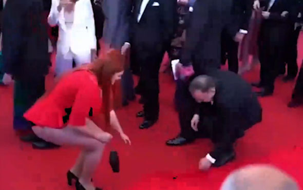 Cannes'da şoke eden olay! Kırmızı halıda bir anda iç çamaşırlarıyla kaldı