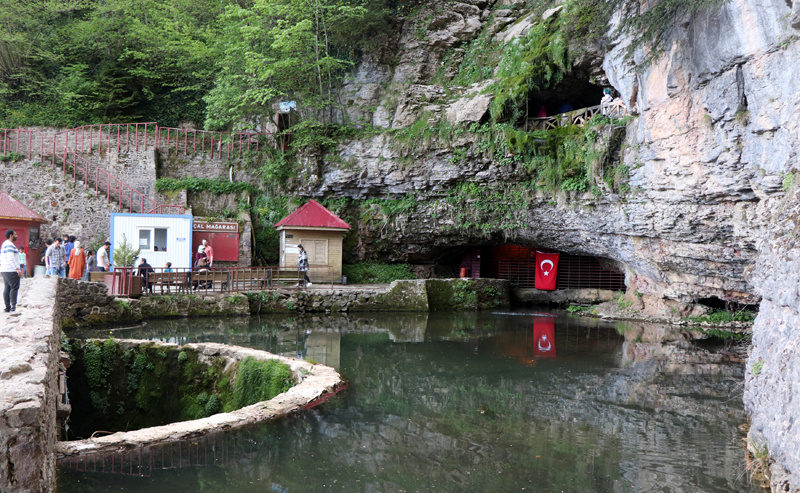 Trabzon'daki mağarının 60'ıncı metresi görenleri etkiliyor