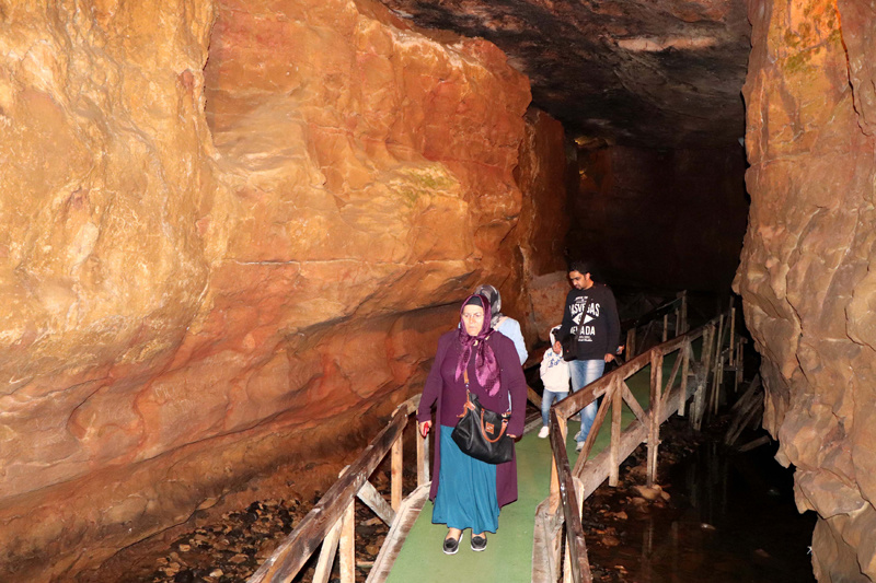 Trabzon'daki mağarının 60'ıncı metresi görenleri etkiliyor