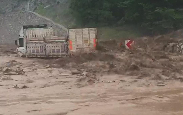 Bursa'da sel: Şiddetli yağış kamyonu sürükledi!