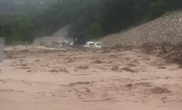 Bursa'da sel: Şiddetli yağış kamyonu sürükledi!