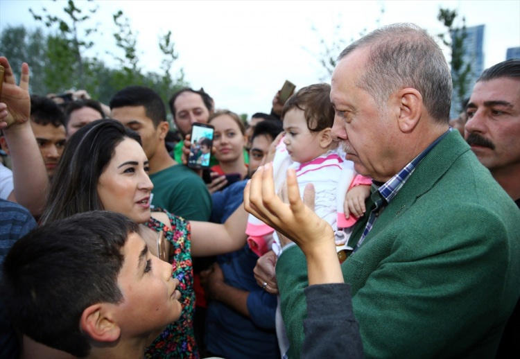 Erdoğan'dan iftarı bekleyen vatandaşlara sürpriz