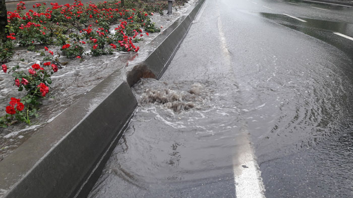 İstanbul sağanak yağışa teslim oldu! 3 il için acil uyarı geldi