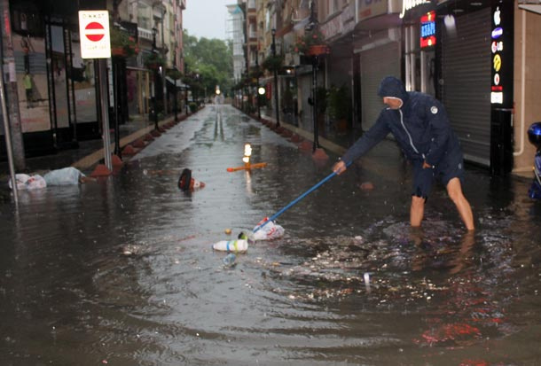 İstanbul sağanak yağışa teslim oldu! 3 il için acil uyarı geldi
