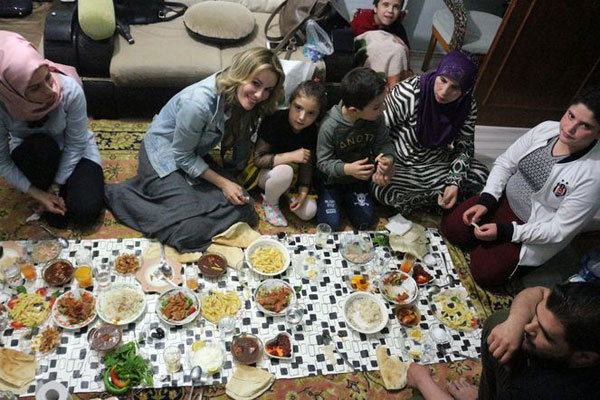 Gamze Özçelik'in rotası Suriyeli bu aile iftar yaptıktan sonra...