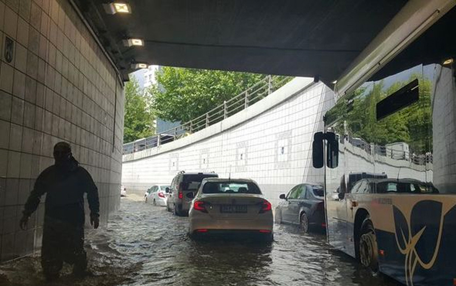 Taş gibi yağdı İstanbul'u hatırlattı! Araçlarını böyle kapattılar