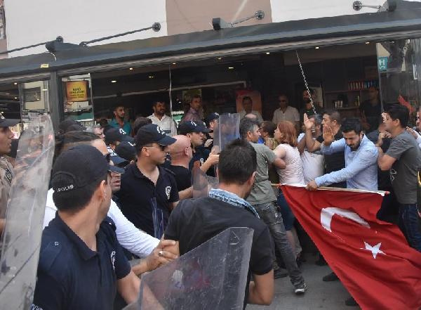 İzmir'de ortalık karıştı: Polis biber gazı kullandı!