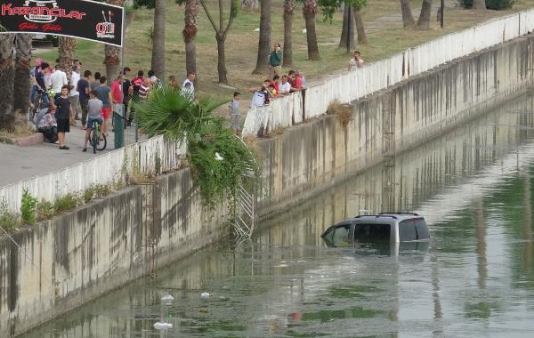 Kahraman baba, otomobil içinde nehre düşen kızını kurtardı!
