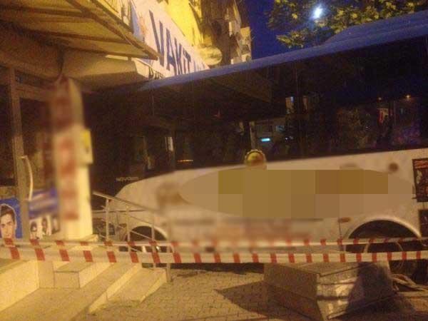 Halk otobüsü, AK Parti seçim bürosuna daldı!