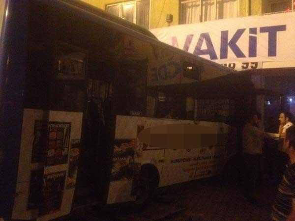 Halk otobüsü, AK Parti seçim bürosuna daldı!