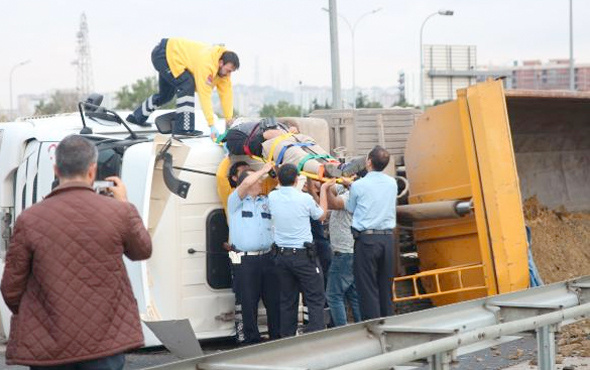 Kurtköy'de hafriyat kamyonu devrildi TEM bağlantısı kapandı