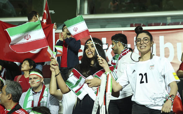 İranlı taraftarlar Başakşehir tribünlerini renklendirdi!