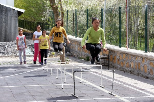 Eski yataklar ve süpürge saplarıyla şampiyon oldular!