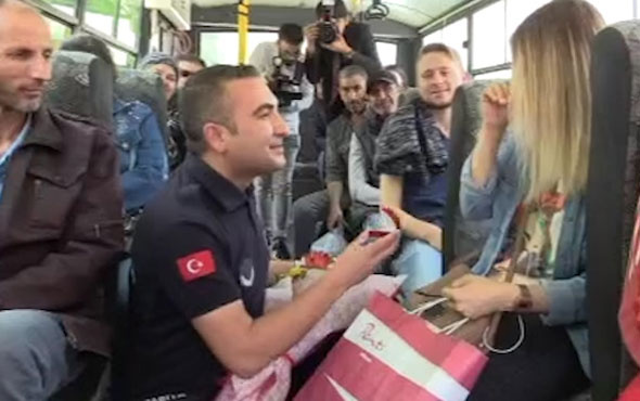 Yolcular şoke oldu! Zabıtadan halk otobüsünde çılgın evlilik teklifi