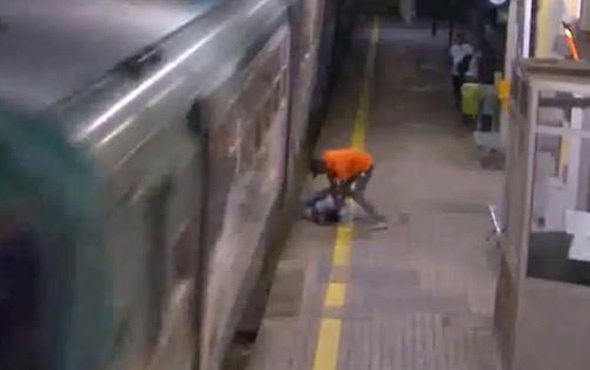 Dehşete düşüren görüntü! Kavga ettiği adamın kafasını trene vurdu