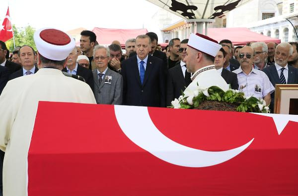 Erdoğan tabutu böyle omuzladı! Cenazede dikkat çeken detay