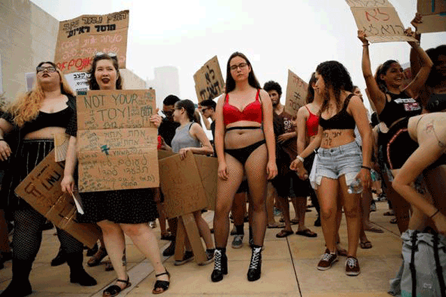  Çıplak protesto! Binlerce kadın sokaklara döküldü