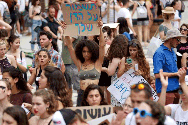  Çıplak protesto! Binlerce kadın sokaklara döküldü