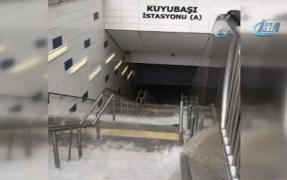 Sağanak yağış metro merdivenlerini şelaleye çevirdi