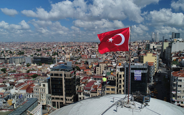 Taksim camisi kubbesi kapatıldı Türk bayrağı dikildi