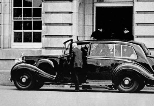 Prens Harry Megan Markle'ın arabası cenaze arabasıymış dünya şoke eden detay