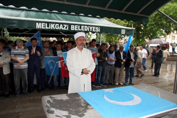 Doğu Türkistanlı alim için gözyaşları sel oldu!