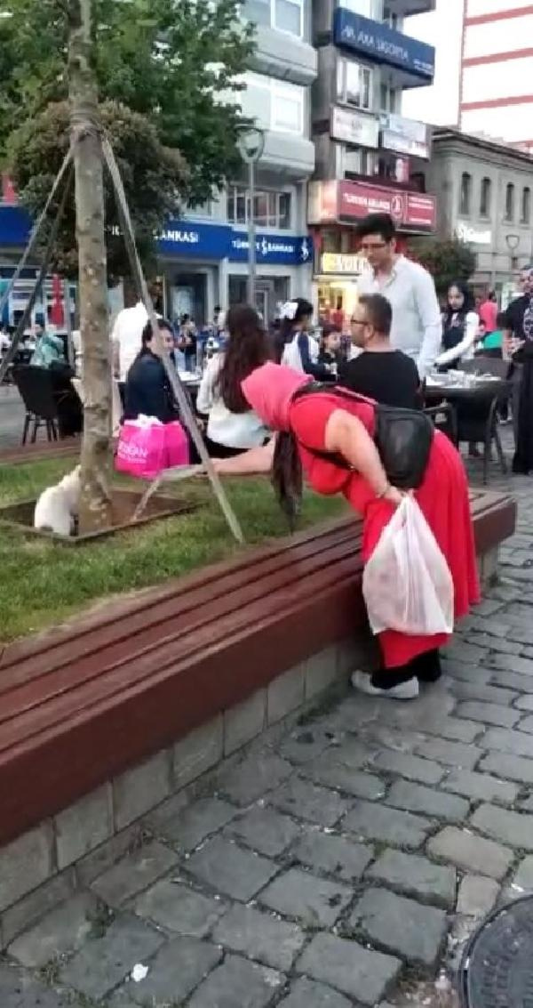 Bu görüntü çok sevildi! Lastik ayakkabılı kadın havuzdan... 