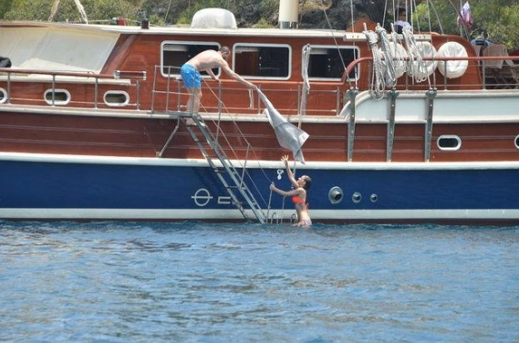 Bonkör damat sevgilisi Bensu Soral'ı öpücüklere boğdu!