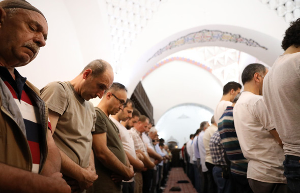 Arefe günü öğle ile ikindi arası kılınan namaz kaç rekat kılınışı
