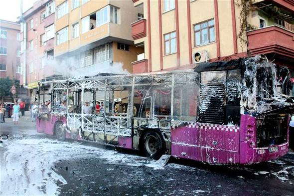 İstanbul'da faciadan dönüldü! Halk otobüsünün içinden çıkan şeye bak