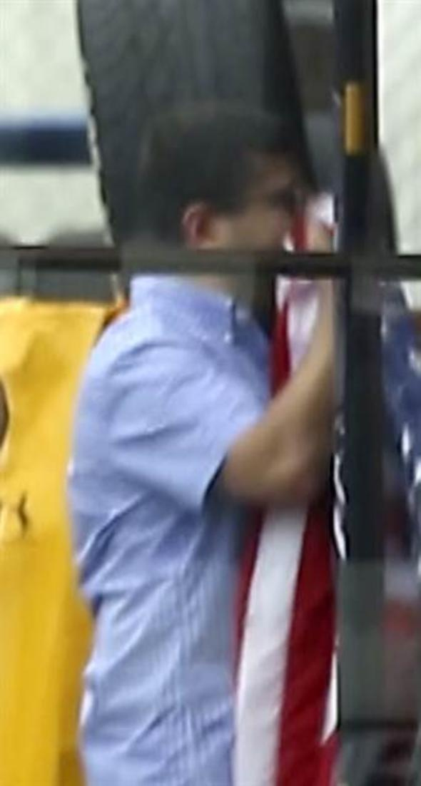 Bomba görüntü! Adil Öksüz'ün kayınbiraderinin öptüğü bayrağa bak