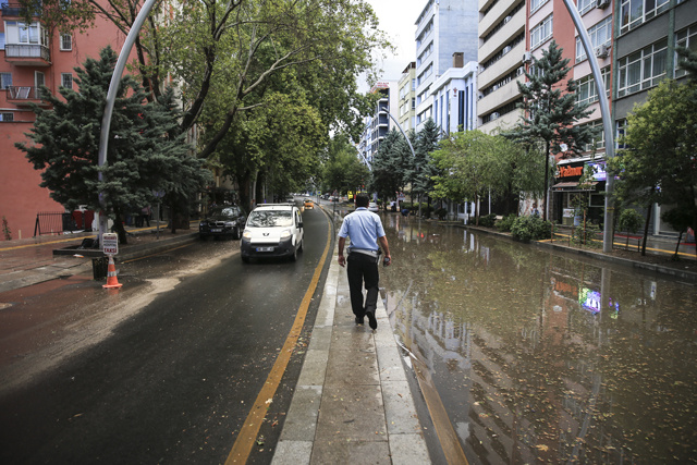 Sağanak yağış Ankara'yı göle çevirdi 