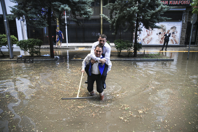 Sağanak yağış Ankara'yı göle çevirdi 