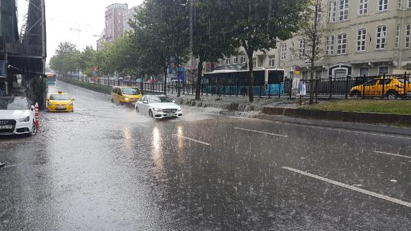 Hava karardı adeta gök yarıldı! Yağmur İstanbul'u fena vurdu