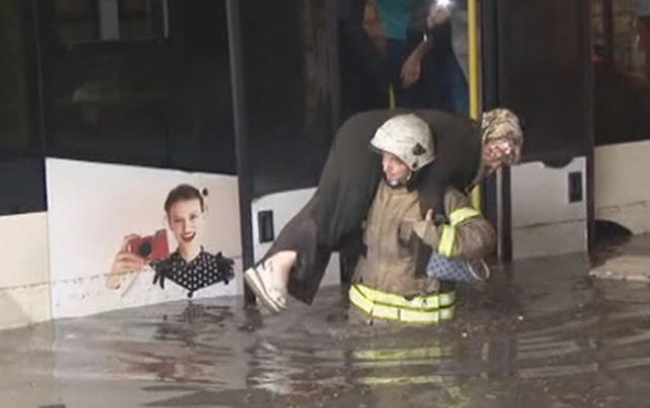 Yağmur nedeniyle minibüste mahsur kalan yolcuları itfaiye kurtardı