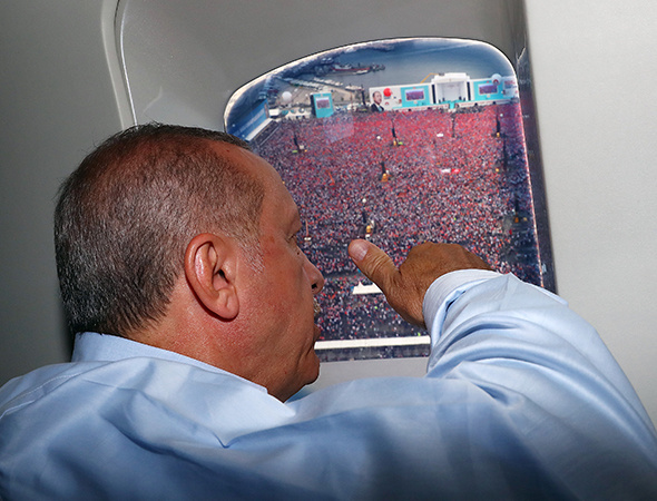 Erdoğan, miting alanını helikopterden izledi