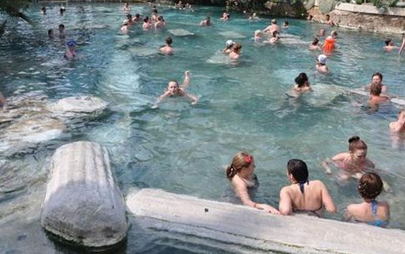 Pamukkale'de antik havuzda faciaya kıl payı!