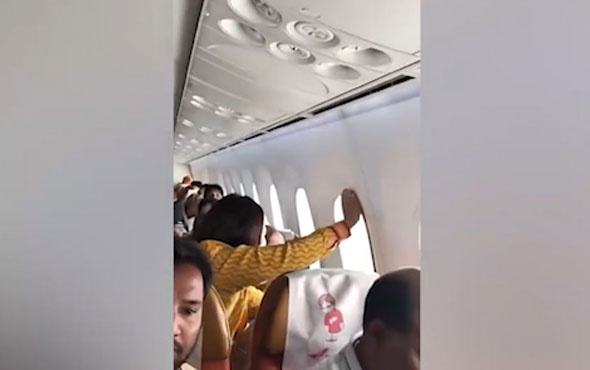Uçağın camı yerinden çıkınca yolcu şoka girdi!