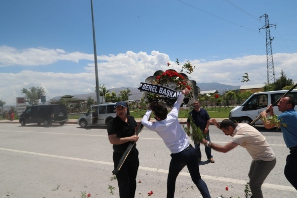 Cenazede olay: Çiçeğinizi şehide değil Demirtaş'a gönderin