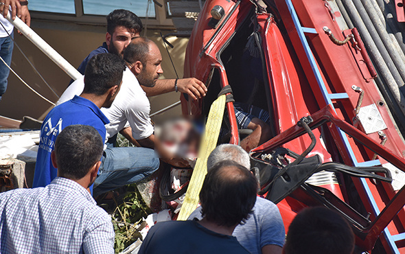 Freni patlayan kamyon mescide daldı: Ölü ve yaralılar var!