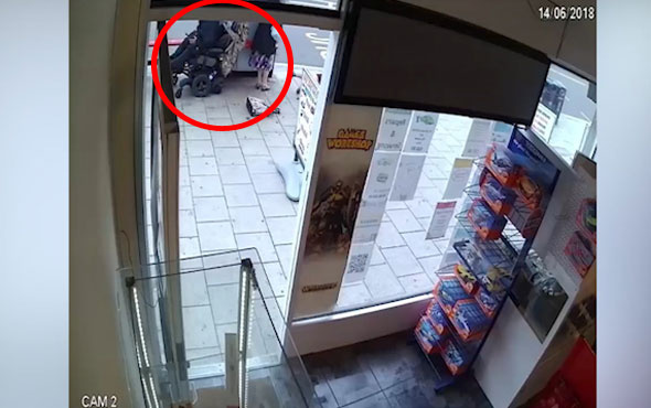 Tekerlekli sandalye kullanan adam iki yaşlı kadını böyle kaldırıma fırlattı!