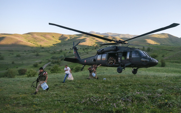 Oy pusulaları helikopterle taşındı