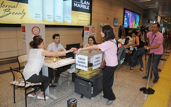 Atatürk Havalimanı'nda oy kullanma yarışı