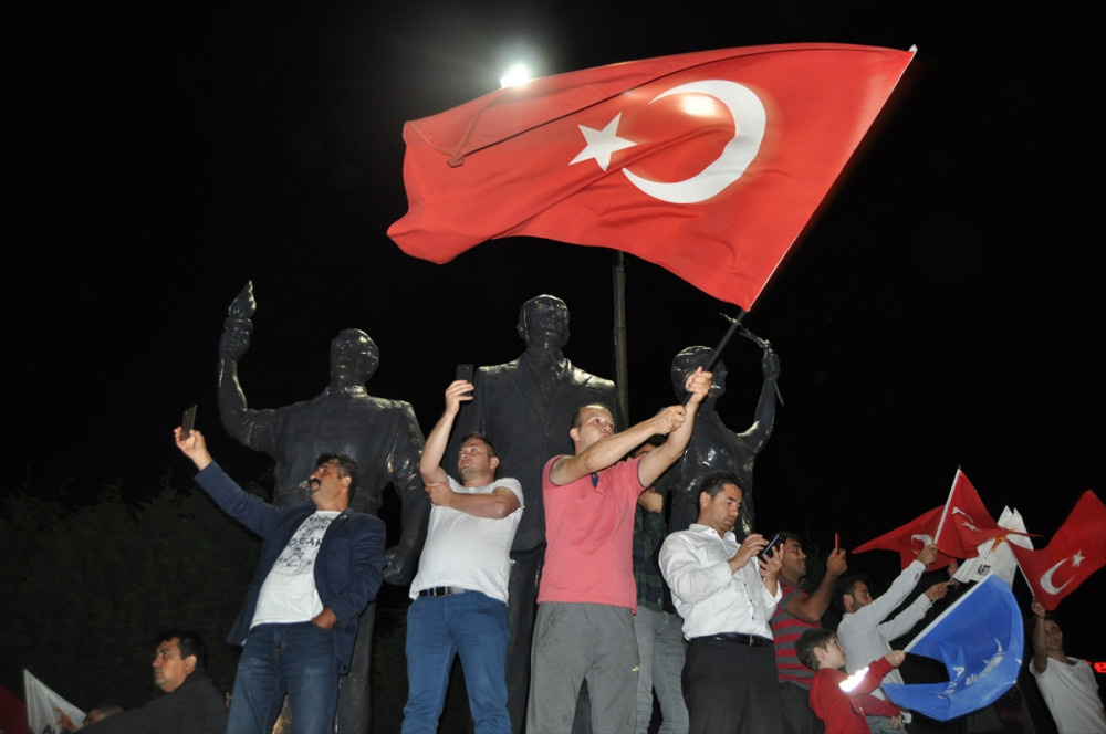 Erdoğan'ın seçim başarısı tüm Türkiye'de kutlanıyor