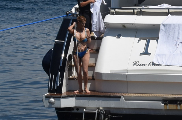 Songül Karlı teknede bikinili görüntülendi!
