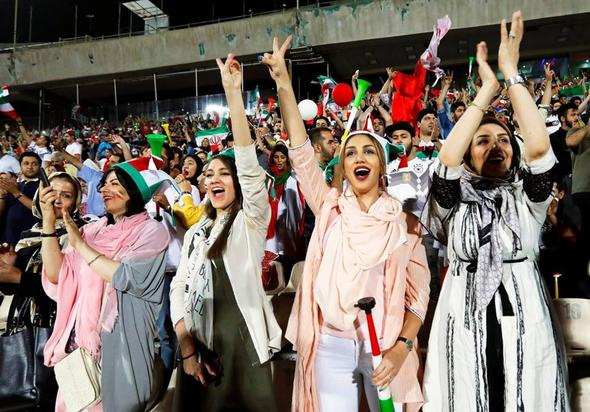 Dünya Kupası'ndaki İranlı kadın taraftar sosyal medyayı salladı!