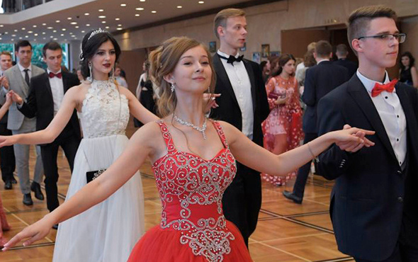 Rus öğrencilerden görkemli veda töreni