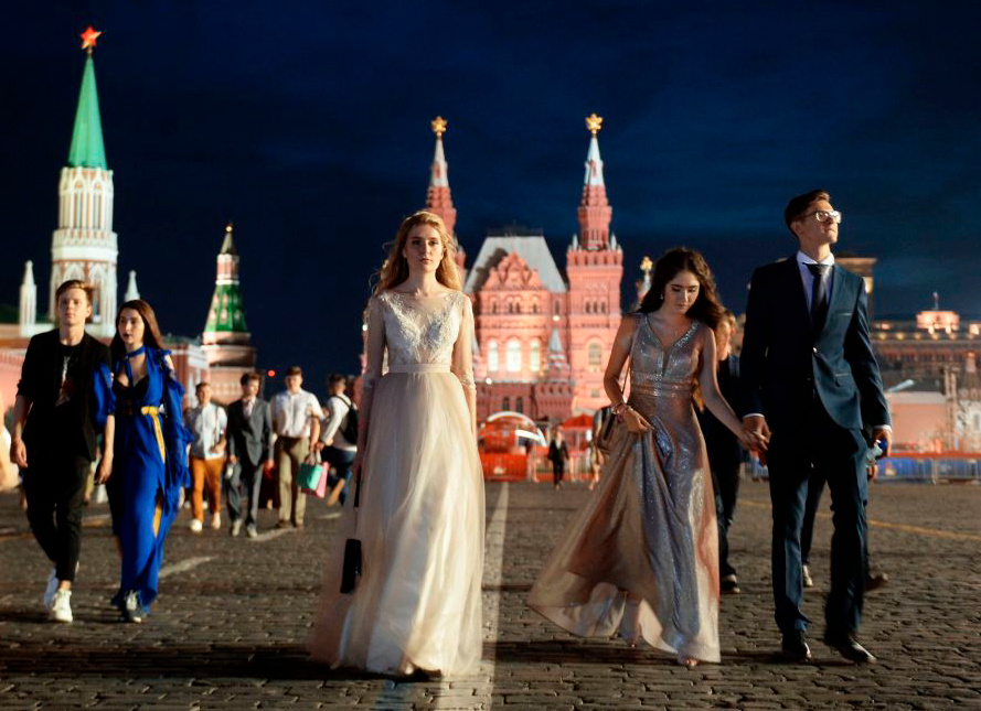 Rus öğrencilerden görkemli veda töreni