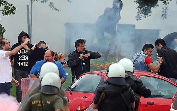 Yunanistan'da göstericiler polisle çatıştı